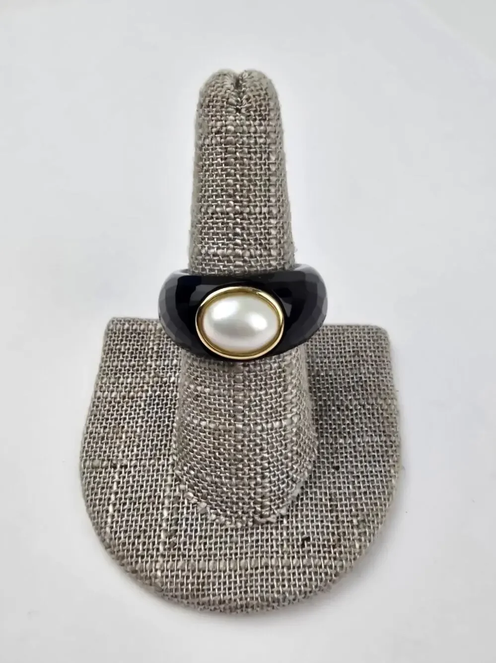 Round Cultured Freshwater Pearl On Black Jade w/ 10k Yellow Gold Ring Size 7.5